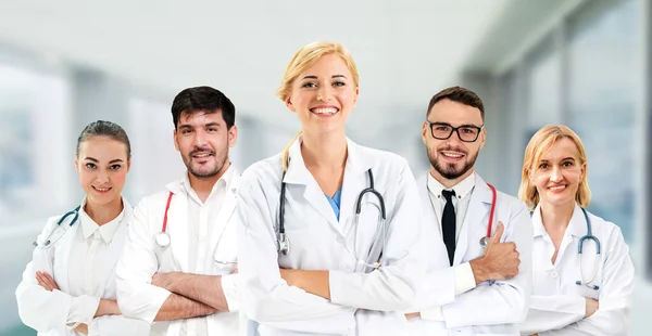 Médico Profesional Que Trabaja Consultorio Clínica Hospitalaria Con Otros Médicos — Foto de Stock