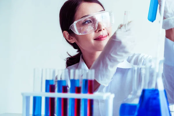 Vědec pracující v biochemické laboratoři. — Stock fotografie
