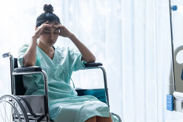 Paciente grave sentado em cadeira de rodas no hospital . — Fotografia de Stock