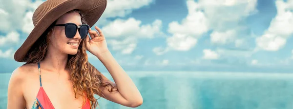 Gelukkige jonge vrouw op het strand in zomer vakantie. — Stockfoto