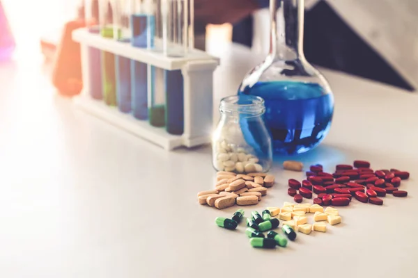 Medicine pills and tablets in research lab. — Stock Photo, Image