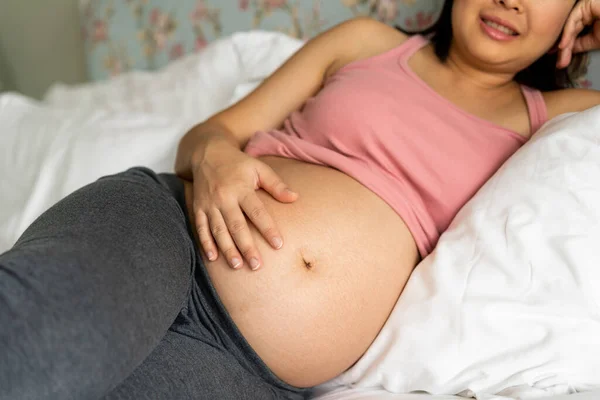 幸せな妊娠中の女性と期待赤ちゃんに家. — ストック写真