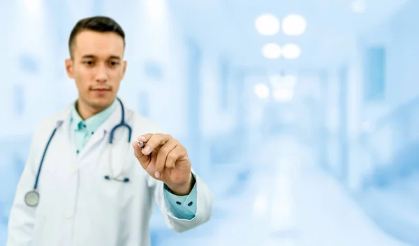 Γιατρός Δείχνει Στυλό Κενό Χώρο Αντίγραφο Για Κείμενό Σας Υγειονομική — Φωτογραφία Αρχείου