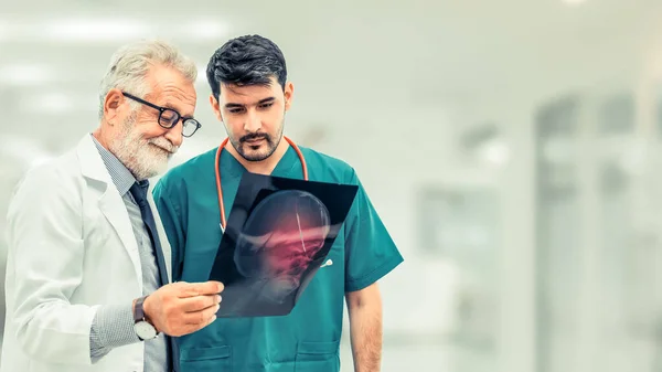 Médicos en el hospital trabajando con otro médico . — Foto de Stock