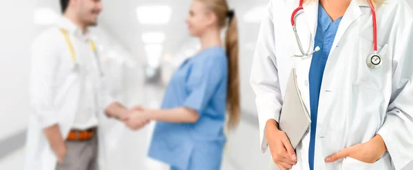 Professioneller Arzt Der Krankenhausbüro Oder Klinik Mit Anderen Ärzten Krankenschwestern — Stockfoto