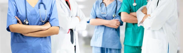 Médico que trabalha no hospital com outros médicos . — Fotografia de Stock