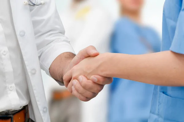 Médico en el hospital apretón de manos con otro médico . — Foto de Stock