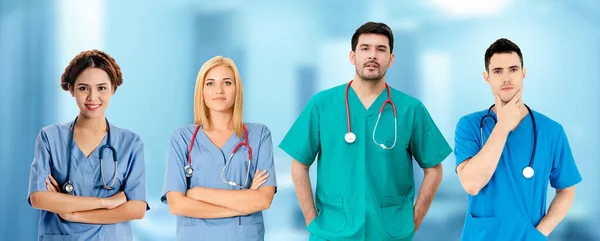 Arzt arbeitet im Krankenhaus mit anderen Ärzten zusammen. — Stockfoto