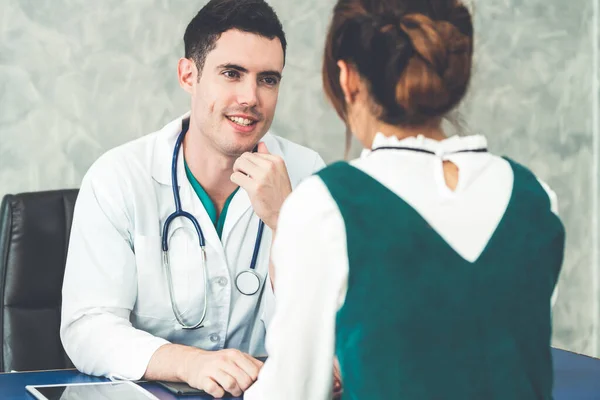 Giovane Medico Che Visita Una Paziente Nello Studio Dell Ospedale — Foto Stock