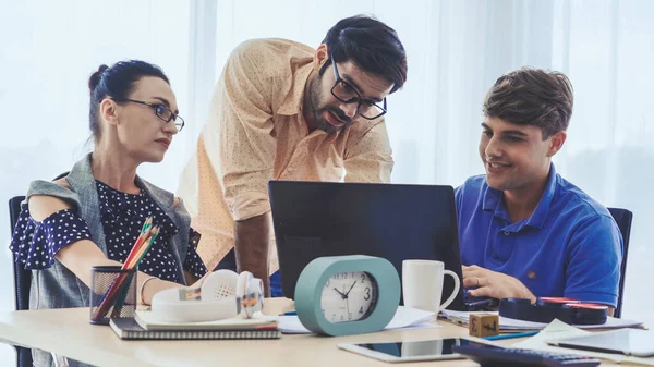 Reunión de grupo de gente de negocios creativa oficina. — Foto de Stock