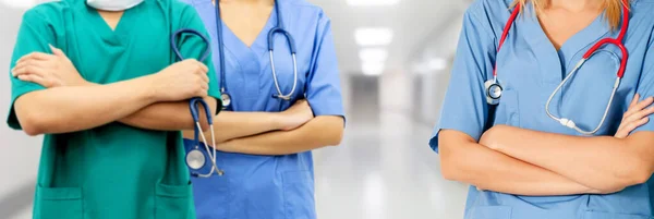 Arzt arbeitet im Krankenhaus mit anderen Ärzten zusammen. — Stockfoto