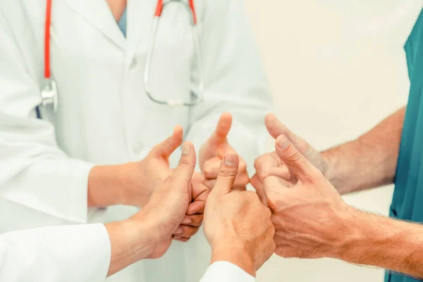 Médico, cirurgião e enfermeiro unem as mãos . — Fotografia de Stock