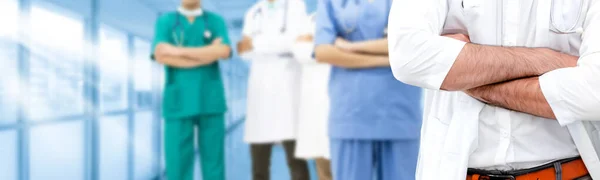 Läkare som arbetar på sjukhus med andra läkare. — Stockfoto