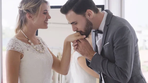 Noiva e noivo no vestido de noiva preparar cerimônia . — Fotografia de Stock