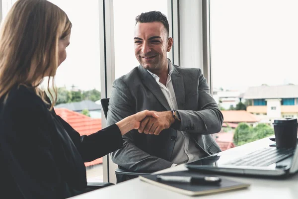 Zakenman handdruk zakenvrouw in functie. — Stockfoto