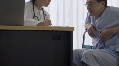 Hastanedeki ya da klinikteki hasta ile ilgilenen doktor ya da doktor.. 