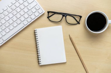 Ofis masası çalışma alanı ve masa arka planı üst görünümden düz yatıyordu nesneler. Yaratıcı çalışma için modern minimal tasarım masaüstü. Minimalizm kavramı.