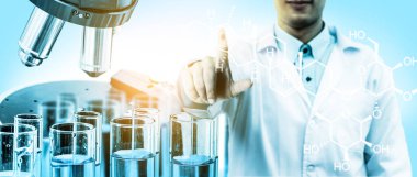 Araştırma ve geliştirme konsepti. Tıp çalışması için laboratuvarda mikrobiyoloji ve kimya için bilimsel ve tıbbi laboratuvar aleti, mikroskop, test tüpü ve cam şişesinin çift pozlama görüntüsü.