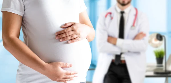 Boldog Terhes Látogató Nőgyógyász Orvos Kórházban Vagy Orvosi Klinikán Terhesség — Stock Fotó