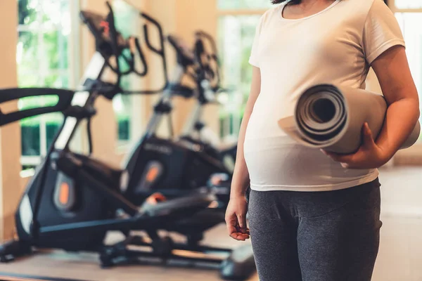 Mujer Embarazada Activa Haciendo Ejercicio Gimnasio Sala Yoga —  Fotos de Stock