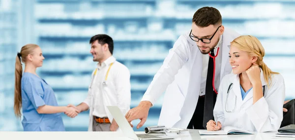 Médecin Professionnel Travaillant Bureau Clinique Hôpital Avec Autres Médecins Infirmières — Photo