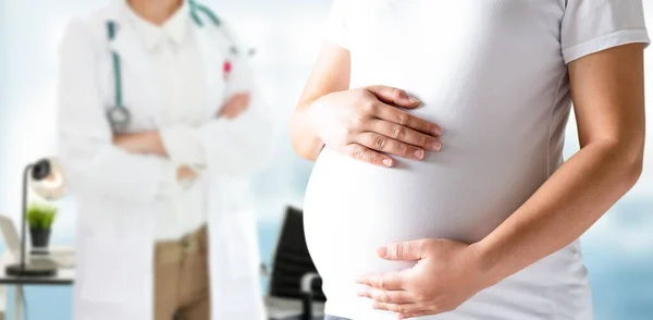 Mujer Embarazada Feliz Que Visita Médico Ginecólogo Hospital Clínica Médica — Foto de Stock