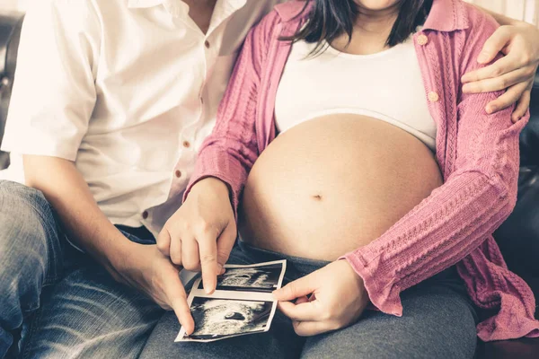 一对怀孕的夫妻在家里感到爱和放松 父亲照顾怀孕的母亲 产妇和孕期护理的概念 — 图库照片