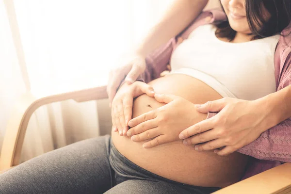 Ciężarna Para Mąż Żona Czują Miłość Relaks Domu Młoda Kobieta — Zdjęcie stockowe