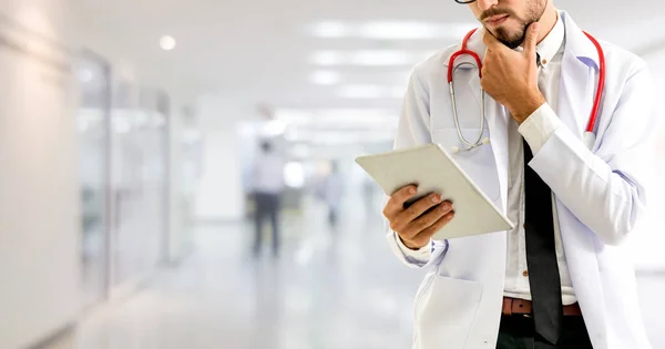 병원에서 태블릿 컴퓨터를 사용하는 의사야 서비스 서비스 — 스톡 사진