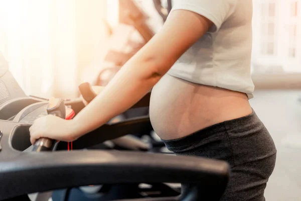 Mujer Embarazada Activa Haciendo Ejercicio Gimnasio Sala Yoga — Foto de Stock