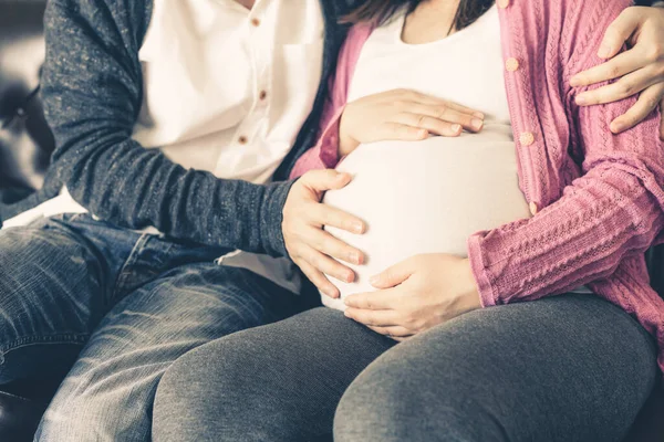 Embarazada Pareja Marido Mujer Sentir Amor Relajarse Casa —  Fotos de Stock