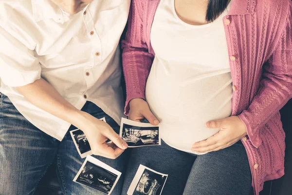 Zwanger Paar Van Man Vrouw Voelen Liefde Ontspannen Thuis — Stockfoto