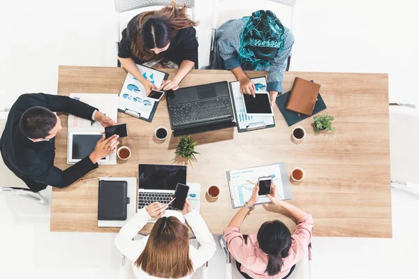 Geschäftsleute Gruppengesprächen Office Room — Stockfoto