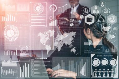 İş Mali Analitik Konsepti için Büyük Veri Teknolojisi. Modern grafik arayüzü ekranda iş satış raporu, kâr tablosu ve hisse senedi eğilimleri analizi hakkında devasa bilgiler gösteriyor.
