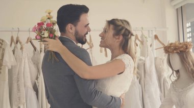 Gelinlik giymiş mutlu gelin ve damat düğün törenine hazırlanıyor. Kadın ve erkeğin romantik aşkı..