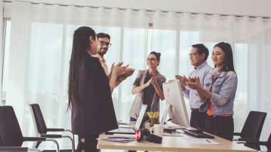 Başarılı iş adamları grup halinde ofiste proje başarısını kutluyorlar. Takım kazananı ve işbirliği başarı konsepti.