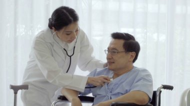 Hastanedeki ya da klinikteki hasta ile ilgilenen doktor ya da doktor..