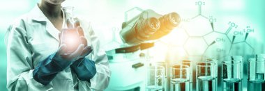 Araştırma ve geliştirme konsepti. Tıp çalışması için laboratuvarda mikrobiyoloji ve kimya için bilimsel ve tıbbi laboratuvar aleti, mikroskop, test tüpü ve cam şişesinin çift pozlama görüntüsü.