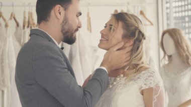 Gelinlik giymiş mutlu gelin ve damat düğün törenine hazırlanıyor. Kadın ve erkeğin romantik aşkı..