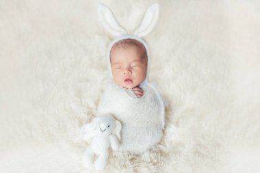 Sevimli yeni doğan bebek rahat odada uyuyor. Yatakta uykulu yüzü ile Sevimli mutlu bebek bebek portre. Bebek gözlerine yumuşak odaklanma. Yenidoğan kreş bakımı ve bebek ninni konsepti.