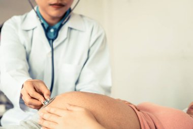 Mutlu hamile kadın hastanede jinekolog ya da hamilelik danışmanlığı için kliniği ziyaret ediyor..