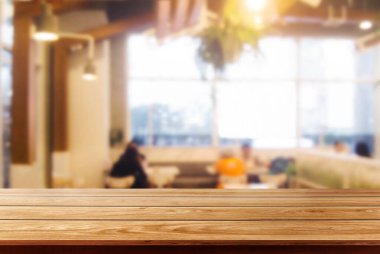 Ürün görüntülemek için masada boş kopya alanı ile modern restoran odası veya kahve dükkanı bulanık arka plan ahşap masa. İç restoran sayaç tasarım konsepti.