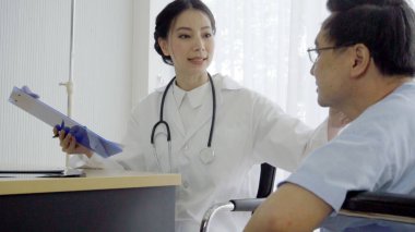 Hastanedeki ya da klinikteki hasta ile ilgilenen doktor ya da hekim. Mutlu hasta doktoru ziyaret ediyor ve hastalığın tedavisi hakkında konuşuyor. Tıbbi sağlık ve doktor hizmeti kavramı.