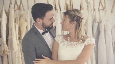 Gelinlik giymiş mutlu gelin ve damat düğün törenine hazırlanıyor. Kadın ve erkeğin romantik aşkı..