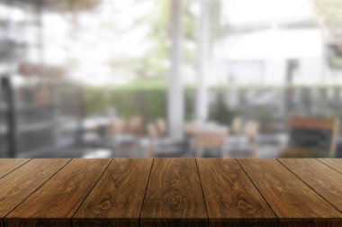 Ürün görüntülemek için masada boş kopya alanı ile modern restoran odası veya kahve dükkanı bulanık arka plan ahşap masa. İç restoran sayaç tasarım konsepti.