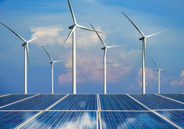 Güneş paneli ve rüzgar türbini çiftliği temiz enerji.
