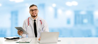 Hastanede tablet bilgisayar kullanan bir doktor. Sağlık ve doktor hizmetleri.