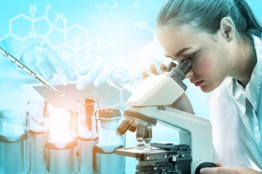 Araştırma ve geliştirme konsepti. Tıp çalışması için laboratuvarda mikrobiyoloji ve kimya için bilimsel ve tıbbi laboratuvar aleti, mikroskop, test tüpü ve cam şişesinin çift pozlama görüntüsü.