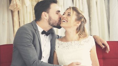 Gelinlikli mutlu gelin ve damat düğün törenine hazırlanıyor. Kadın ve erkeğin romantik aşkı..