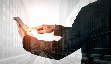 İş İletişimi Ağı Teknolojisi Kavramı çift Pozlama Görüntü - Modern cityscape arka plan akıllı telefon veya cep telefonu cihazı kullanan iş adamları.